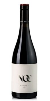 Vino tinto NOC con fondo blanco