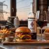 Una copa de vino tinto elegante dispuesta al lado de una hamburguesa gourmet en un ambiente de cena informal.