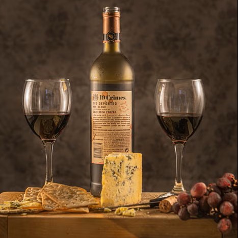El contraste perfecto en el maridaje vinos dulces con quesos azules.