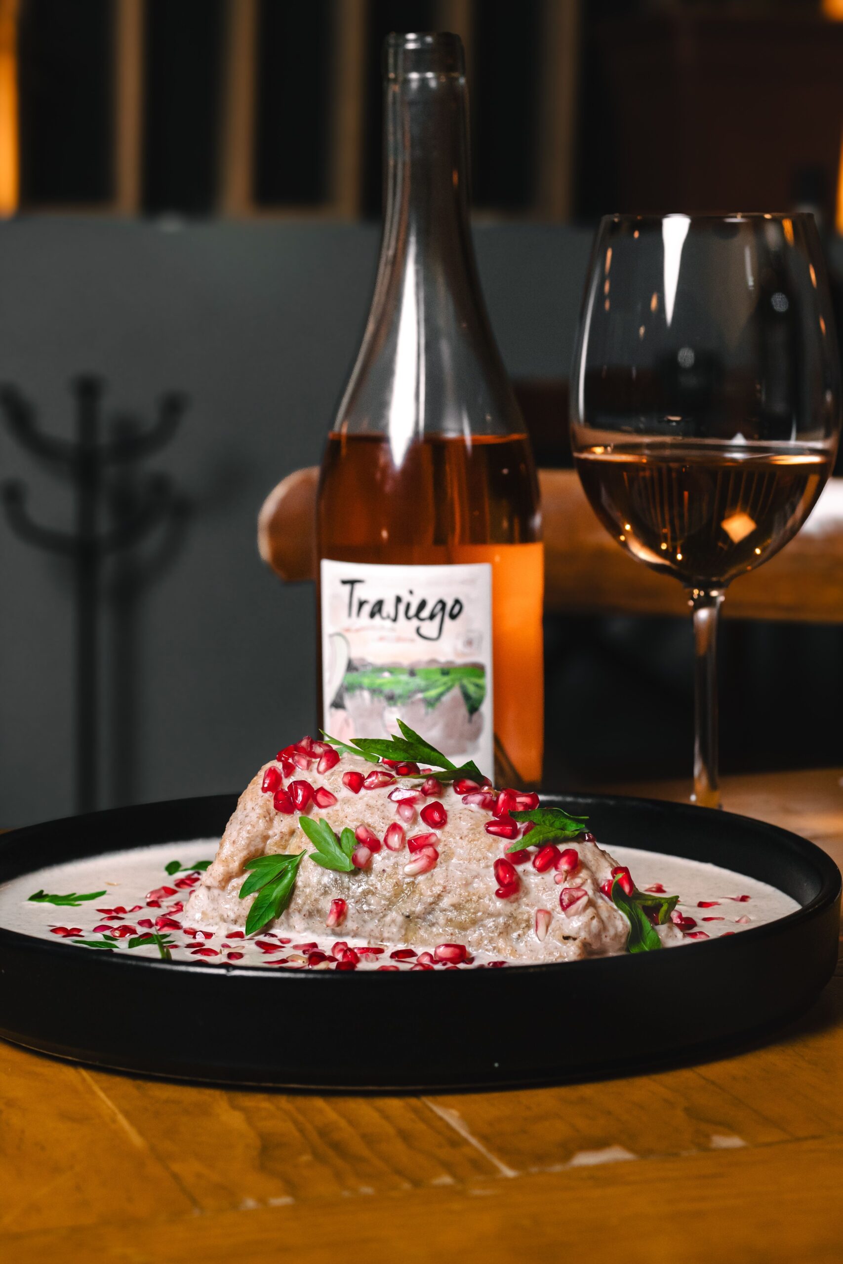 Botella y copa de vino rosado ideal para el maridaje de vinos con comida picante, acompañando un exótico plato tradicional mexicano